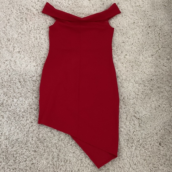Red, fitted dress. Has a shorter effect on one side. - Picture 2 of 2